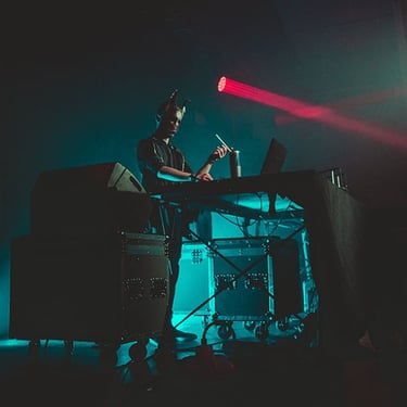 Effets lumineux et fumée enveloppant la scène d’un DJ set, captés en photo et en vidéo par Thomas Bordas.