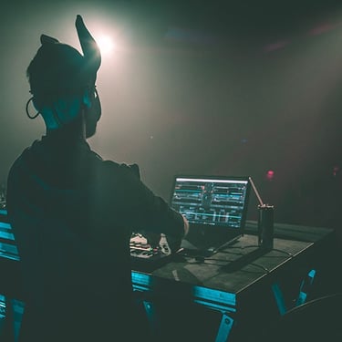 Vue immersive d’un DJ en pleine performance sous des faisceaux colorés, saisie en photo et vidéo par Thomas Bordas.