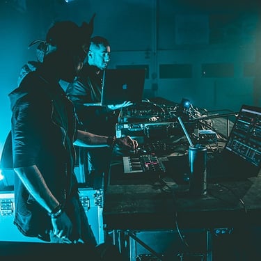 Ambiance électrisante d’un set DJ en salle, mise en valeur en images et en vidéo par Thomas Bordas.