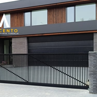 Stumdomi aliuminio kiemo vartai su aliuminio profilių 30x30 užpildu