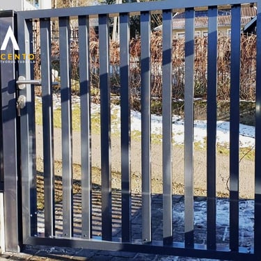 Varteliai su vertikaliai išdėstytais 40x40 aliuminio profiliais