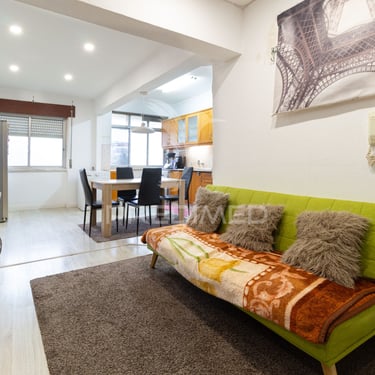 Sala de estar e cozinha em apartamento no Fogueteiro