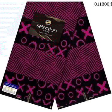 Un tissu africain à motifs noir et rose avec des symboles roses, noirs et blancs.