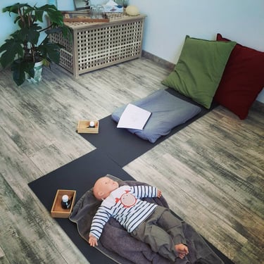 Préparation d'un atelier de massage bébé