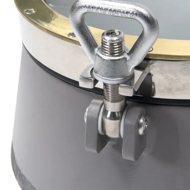 Gros plan sur un hublot inox et laiton