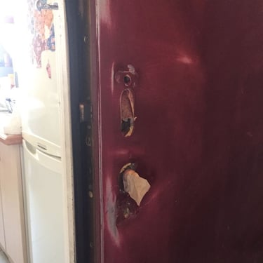 porte abimée apres effraction relaquage net opening . netopening.