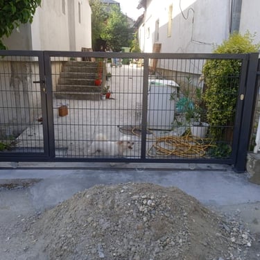 metalna kapija sa pešačkim prolazom – funkcionalno rešenje po meri