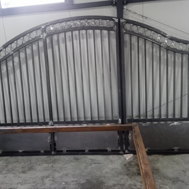 krilna kapija u fazi izrade sa dvostrukim lukom