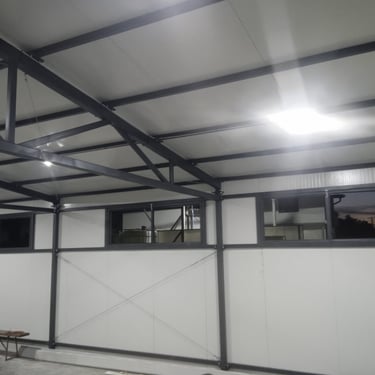 Unutrašnjost proizvodne hale, celicne konstrukcije, Beograd, Kragujevac