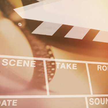 un ciak cinematografico e una pellicola