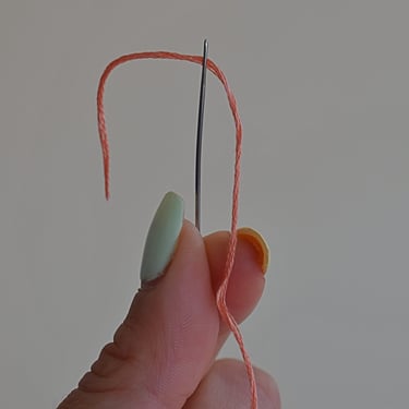 Aguja con hilo