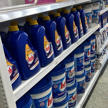 ariedade de produtos para piscina na Bocalan Materiais para Construção, incluindo químicos, equipamentos de limpeza e acessór