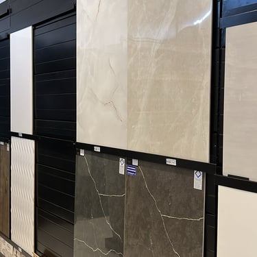 Exposição de pisos e porcelanatos na Bocalan Materiais para Construção, destacando diversas texturas, padrões e acabamentos d