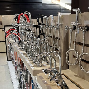 Torneiras modernas e resistentes para cozinha e banheiro, disponíveis na loja Bocalan Materiais para Construção