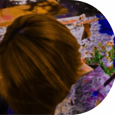 artista Sandra Amaya pintando cuadro abstracto