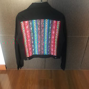 Mosaico-pintura y arte textil-apliques de tela y randas sobre chaqueta cuero negro