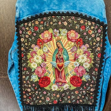 Virgen de Guadalupe-pintura-textil-apliques de tela y randas sobre-jean