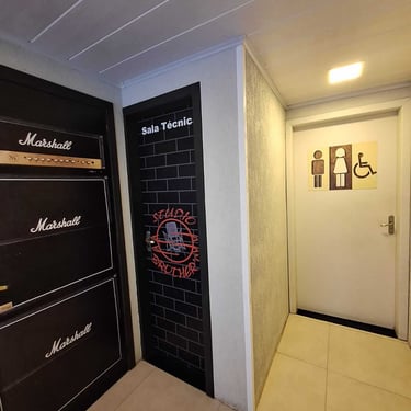 Corredor com amplificadores sala técnica e acesso ao banheiro no Studio Brothers em Porto Alegre