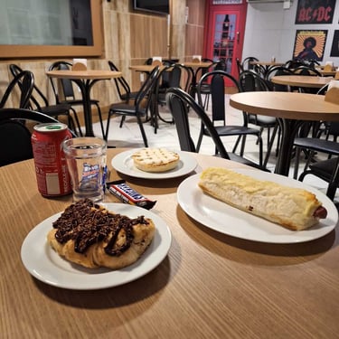 Lanches doces e salgados sobre mesa no lounge da cafeteria do Studio Brothers em Porto Alegre