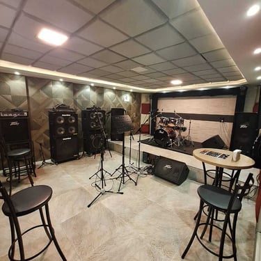 Amplificadores bateria e microfones em sala de ensaio do Studio Brothers em Porto Alegre