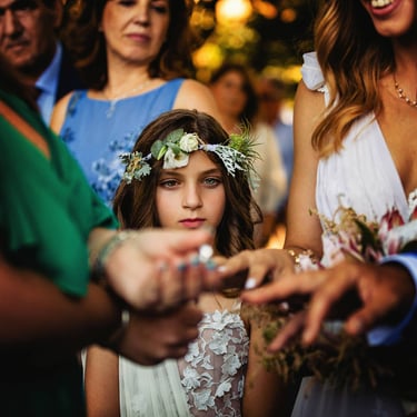 Un dettaglio di una damigella che osserva lo scambio degli anelli di una cerimonia di matrimonio Greca, nell'isola di Creta