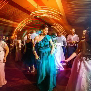 Un momento del party di un matrimonio, gli sposi si scatenano con gli amici 