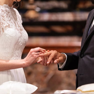 Dettaglio delle mani degli sposi nel momento del rito dello scambio degli anelli
