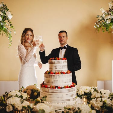 Brindisi degli sposi durante il taglio della torta