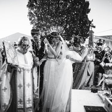 Lancio del riso durante una cerimonia di nozze greco ortodossa, gli sposi sono accompagnati dal prete e i testimoni