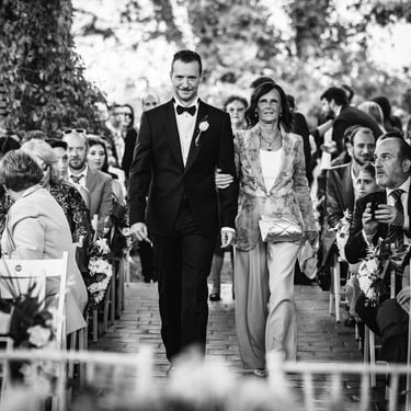 L'ingresso dello sposo sul luogo della cerimonia, accompagnato dalla mamma