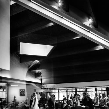 Momento del rito religioso di matrimonio in una chiesa a Milano, un gioco di riflessi proietta l'immagine di una statua