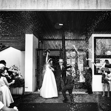 Un corposo lancio del riso verso gli sposi all'uscita dalla chiesa, a Milano 3