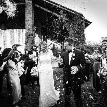 Gli invitati lanciano il riso verso gli sposi, Borgo in Città, Milano