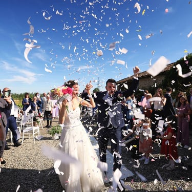 L'uscita degli sposi dopo la cerimonia civile di nozze