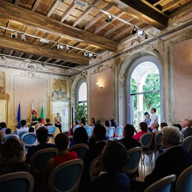 La sala di Villa Litta a Milano durante un rito civile di matrimonio
