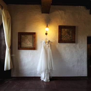 L'abito da sposa appeso in una stanza del castello Visconteo in Lombardia
