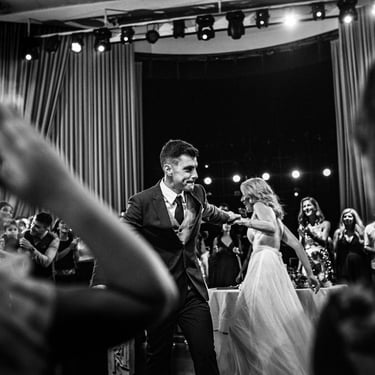 Momento del primo ballo di coppia, roteano in maniera divertente circondati da amici e parenti