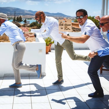 Lo sposo con gli amici fingono di scappare prima della cerimonia, un amico ha un cartello con scritto LAST CHANCE TO RUN