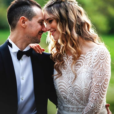 Un momento tenero tra due sposi pochi momenti dopo la cerimonia di nozze