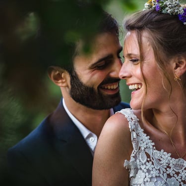 Due sposi si abbracciano dopo la cerimonia durante la sessione fotografica di coppia