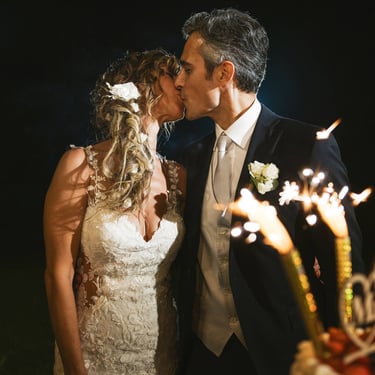 Gli sposi si baciano durante il momento del taglio della torta al ricevimento