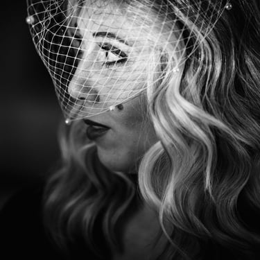 Ritratto in bianco e nero della sposa durante gli ultimi istanti dei preparativi, il giorno del matrimonio