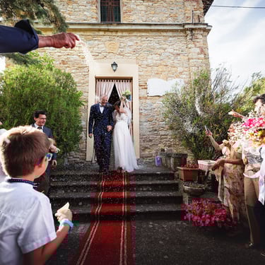 Un lancio del riso carico di gioia in una chiesa antichissima nei pressi di SalsoMaggiore Terme