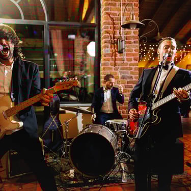 Lo sposo suona il basso e canta durante il party del matrimonio, Borgo in Città, Milano 