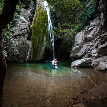 Una coppia di sposi sotto una cascata in un canyon dell'isola di Creta, Cascate di Richtis
