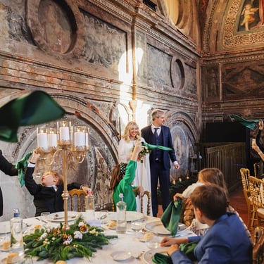 Ingresso degli sposi nella sala del ricevimento accolti a festa da tutti gli invitati, Villa Antona Traversi, Meda