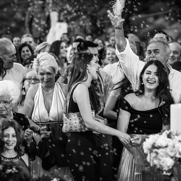 Uno sguardo inedito degli invitati che divertiti lanciano il riso verso gli sposi 