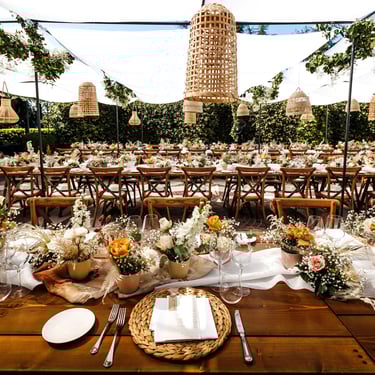 Un dettaglio delle tavolate imperiali decorate con fiori secchi e freschi in una giornata estiva