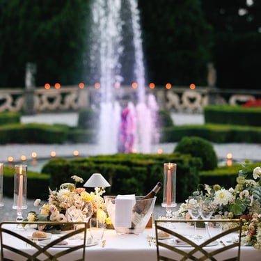 Dettaglio del tavolo imbandito degli sposi. Sul fondo si vede la fontana di Villa Subaglio, Merate