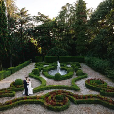 Gli sposi si abbracciano circondati da un labirinto disegnato dalle siepi di Villa Subaglio a Merate